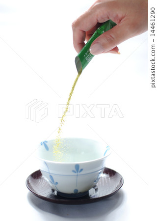 將粉狀綠茶倒入碗中 將粉狀綠茶倒入碗中 14461290