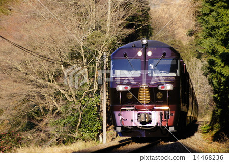 Gorgeous sleeping train going in the mountains of Hisao line Nana's star in Kyushu Gorgeous sleeping train going in the mountains of Hisao line Nana's star in Kyushu 14468236