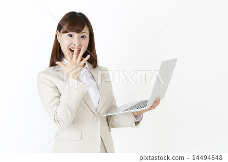 A woman watching a notebook PC 14494848
