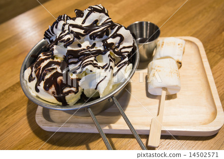 vanilla ice cream with whipped Cream 14502571
