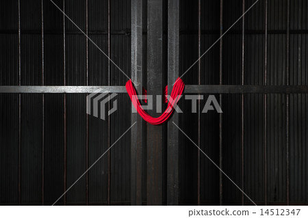 Grid and red rope 14512347