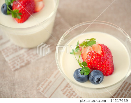 Berry's panna cotta brown background (horizontal position high angle) 14517689
