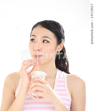 Woman driking water looking left 14519027