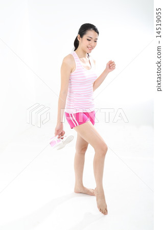 Woman walk tip toe 14519055