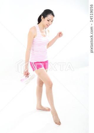 Woman walk tip toe 14519056