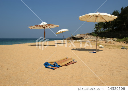 Parasol on a sandy beach. Ocean. 14520506