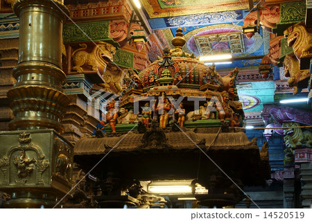 Inside of Meenakshi hindu temple in Madurai, India 14520519
