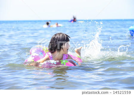 在海裡游泳 在海裡游泳 14521559