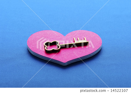 粉紅色的心和一把小鑰匙 14522107