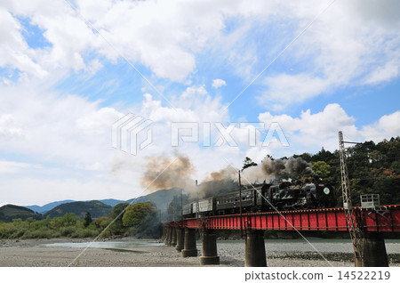 Steam locomotive crossing the Oi River iron bridge 14522219