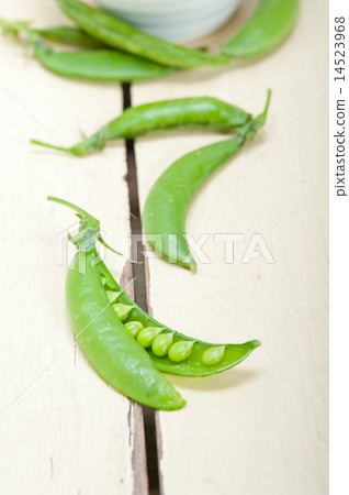 hearthy fresh green peas 14523968