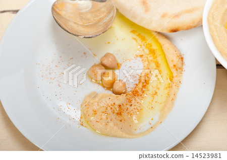 Hummus with pita bread 14523981
