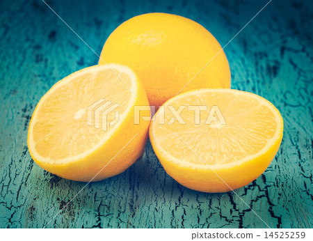 Lemon and cut half slices 14525259