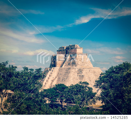 Mayan pyramid Pyramid of the Magician, Adivino Mayan pyramid Pyramid of the Magician, Adivino 14525285