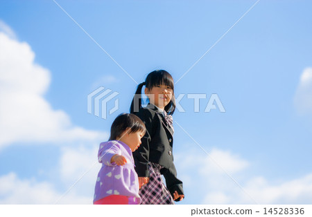 兩個孩子和兩個姐妹在公園裡玩 14528336