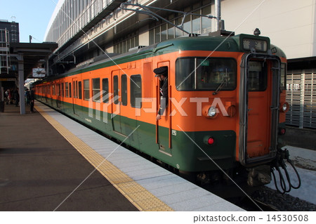 Shin-Etsu Mountain Line 115 series of Sho-machi Myoko Station (Shonan color) 14530508