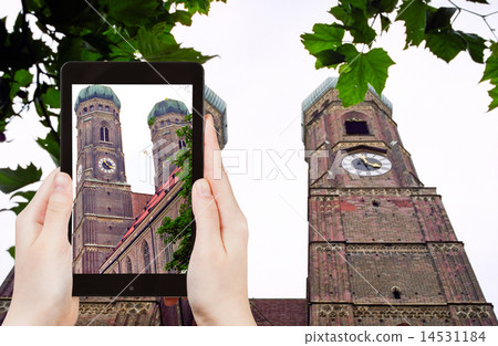 tourist photographs Frauenkirche church in Munich 14531184