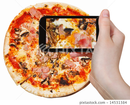 tourist photographs of pizza with prosciutto cotto 14531384