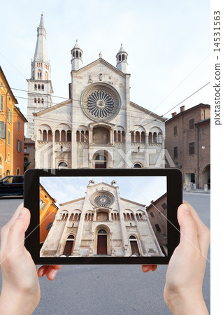 tourist taking photo of Modena Cathedral 14531563