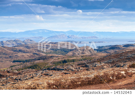 Empty Norwegian coastal landscape with sea 14532043