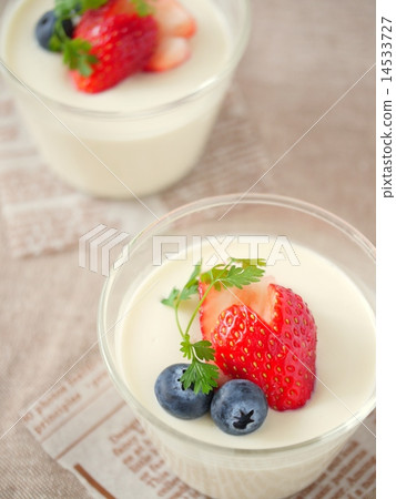 Berry's panna cotta brown background (vertical position) 14533727