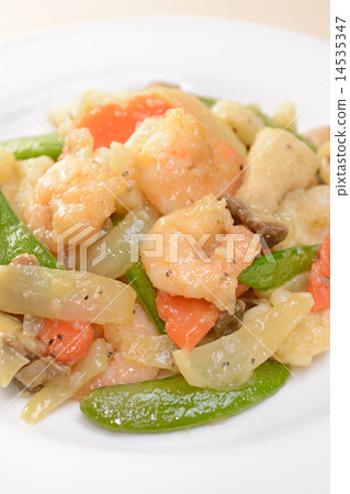 美味的蝦和蔬菜菜餚 美味的蝦和蔬菜菜餚 14535347