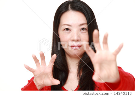 A woman who uses spirit 14540113