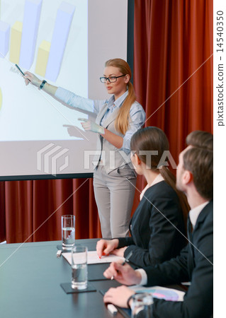 圖庫照片: making a presentation at meeting