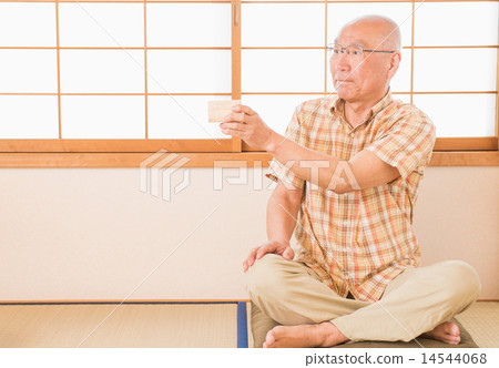 在日式房間喝高級酒先生 14544068