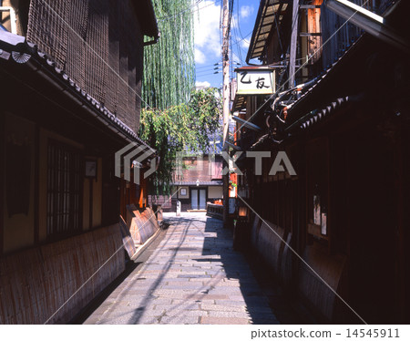京都市祗園新橋的茶屋町，穿越白川的辰巳橋和白川/祗園白川北部鵝卵石的複古街道/“重要的傳統建築保護區 14545911