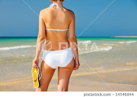 Young woman on the beach 14546844