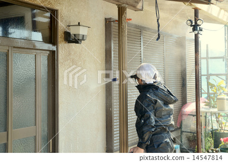 High-pressure cleaning of the wall High-pressure cleaning of the wall 14547814