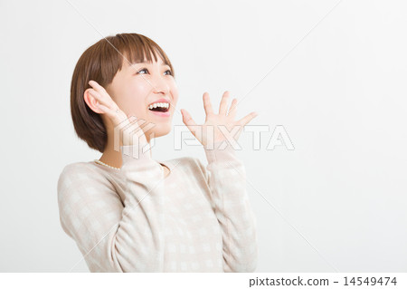 一個可愛的女孩，很高興伸出雙手 14549474