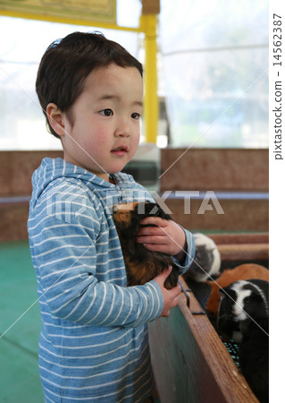 拿著試驗品的孩子 14562387