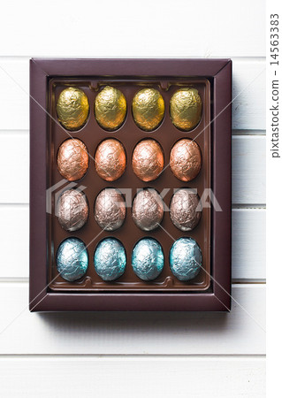 图库照片 chocolate eggs in box