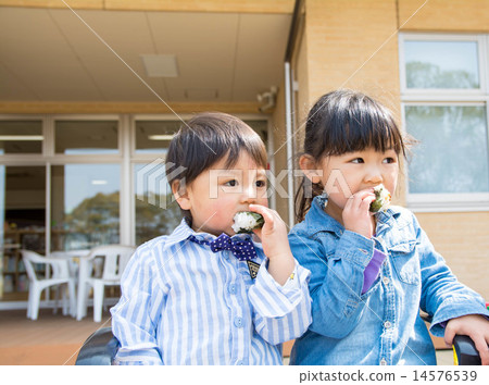 Brothers are eating rice balls 14576539