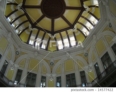 在東京站丸之內入口站大廈裡面的雕塑 14577422