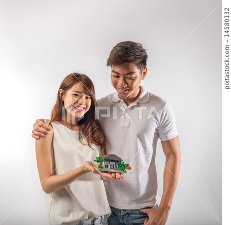 Happy Couple Buy House, Sell 14580132