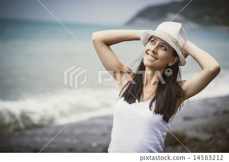 portret of cute girl at the beach 14583212
