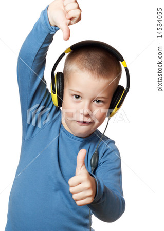 Young boy in headphones 14584055
