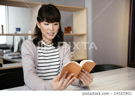 讀一本書的女人 14587901
