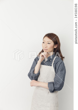 A young woman wearing an apron 14588198