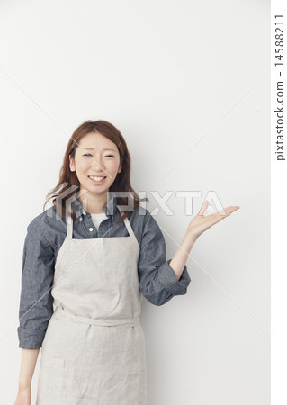 一個年輕的女人,穿著圍裙 一個年輕的女人,穿著圍裙 14588211