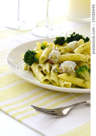 Broccoli and octopus basil sauce 14588948