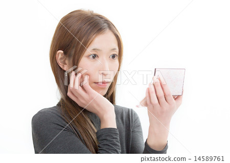 用手鏡檢查皮膚的中年婦女 用手鏡檢查皮膚的中年婦女 14589761