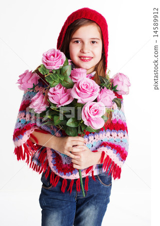 Little girl holding a bouquet of pink roses  14589912