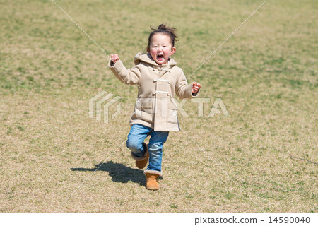 一個女孩在公園裡玩 14590040