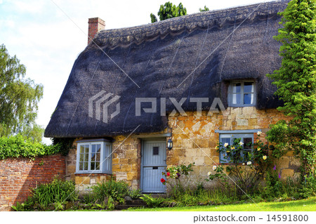 Traditional Old English Cottage with Thatched Roof 14591800