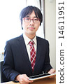 A salaryman with a tablet terminal 14611951