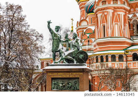 St. Basil Cathedral on winter in Moscow, Russia St. Basil Cathedral on winter in Moscow, Russia 14613345